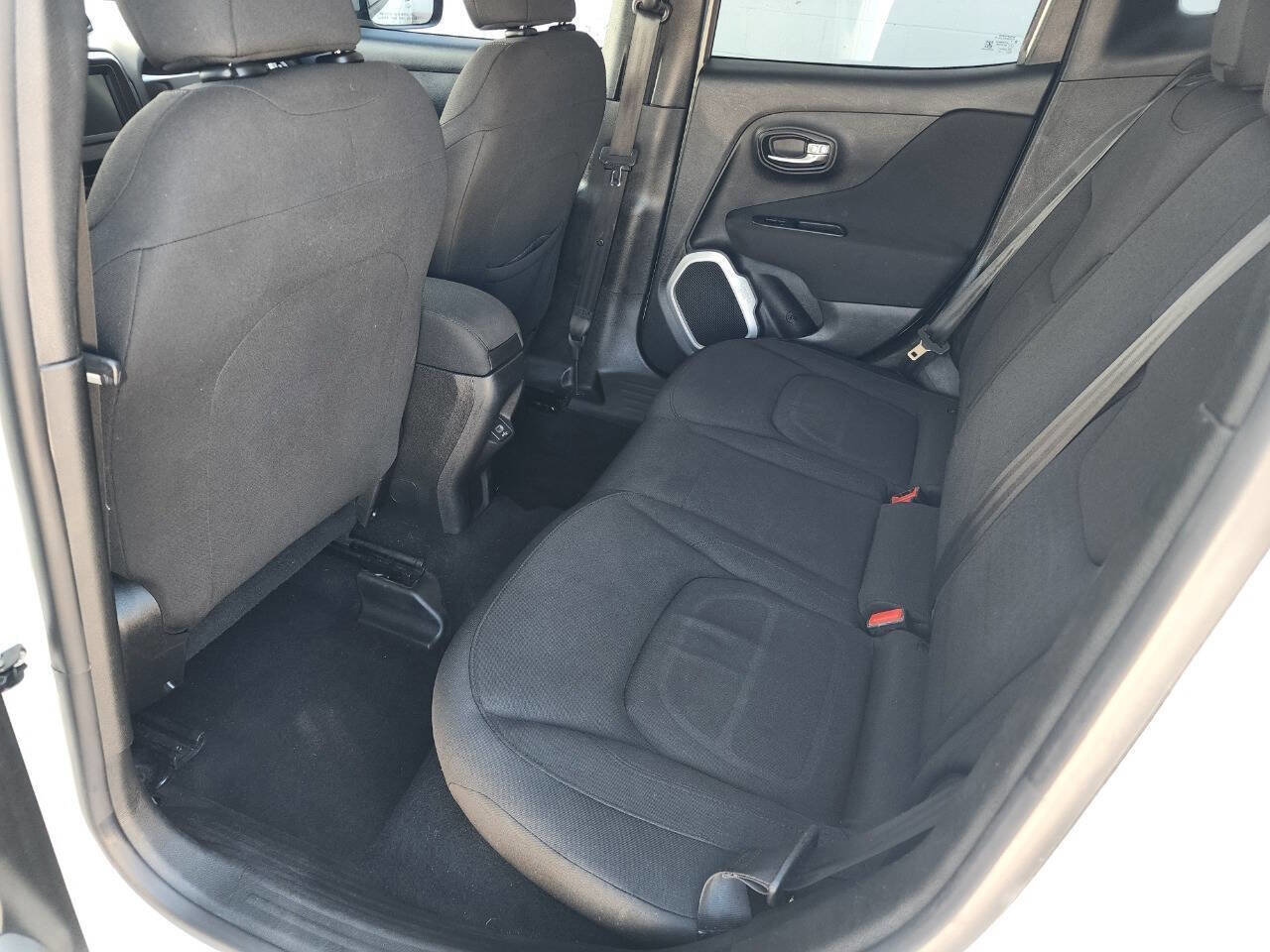 Used 2018 Jeep Renegade Latitude FWD image 10