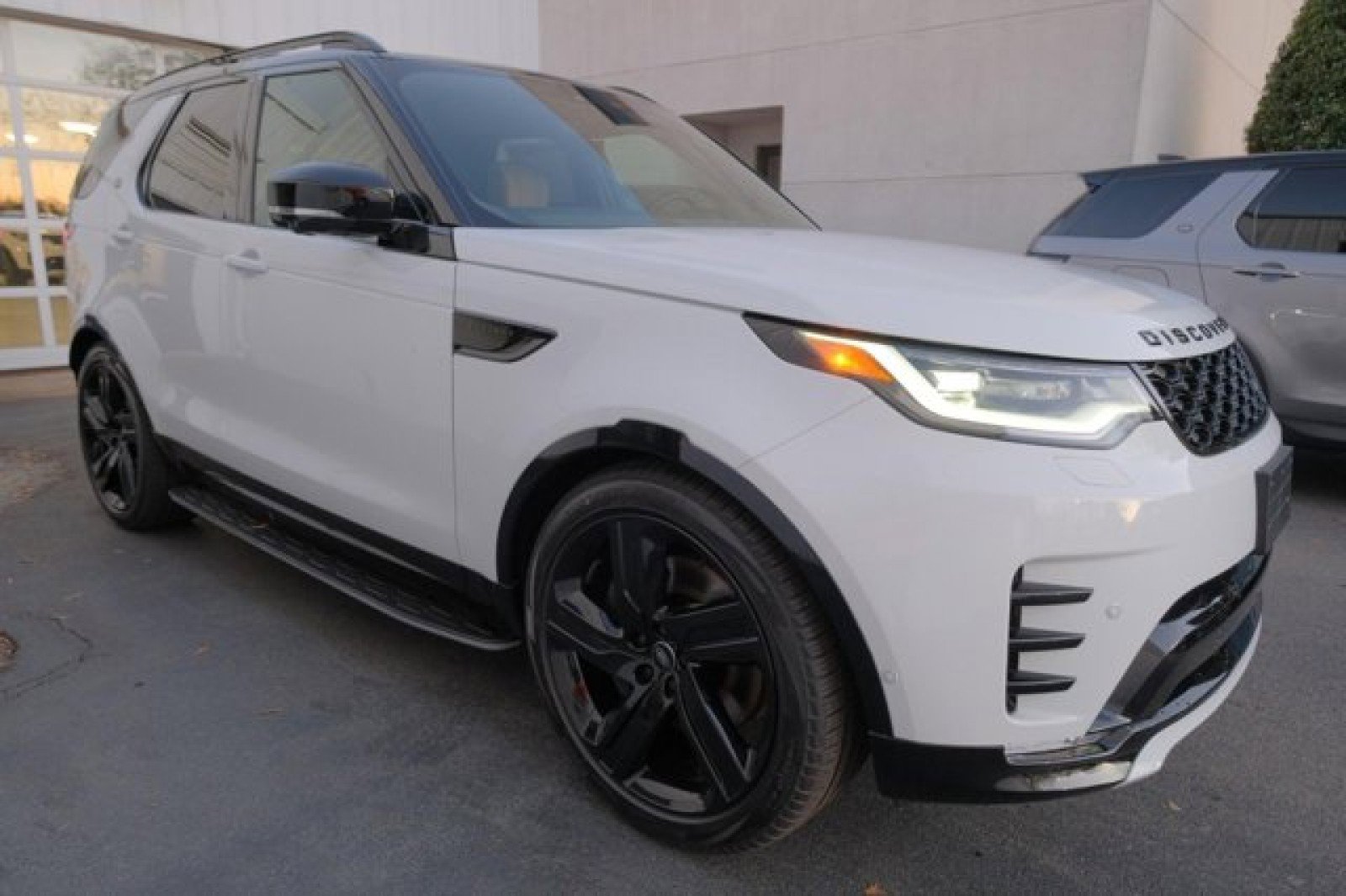 New 2025 Land Rover Discovery Dynamic SE image 7