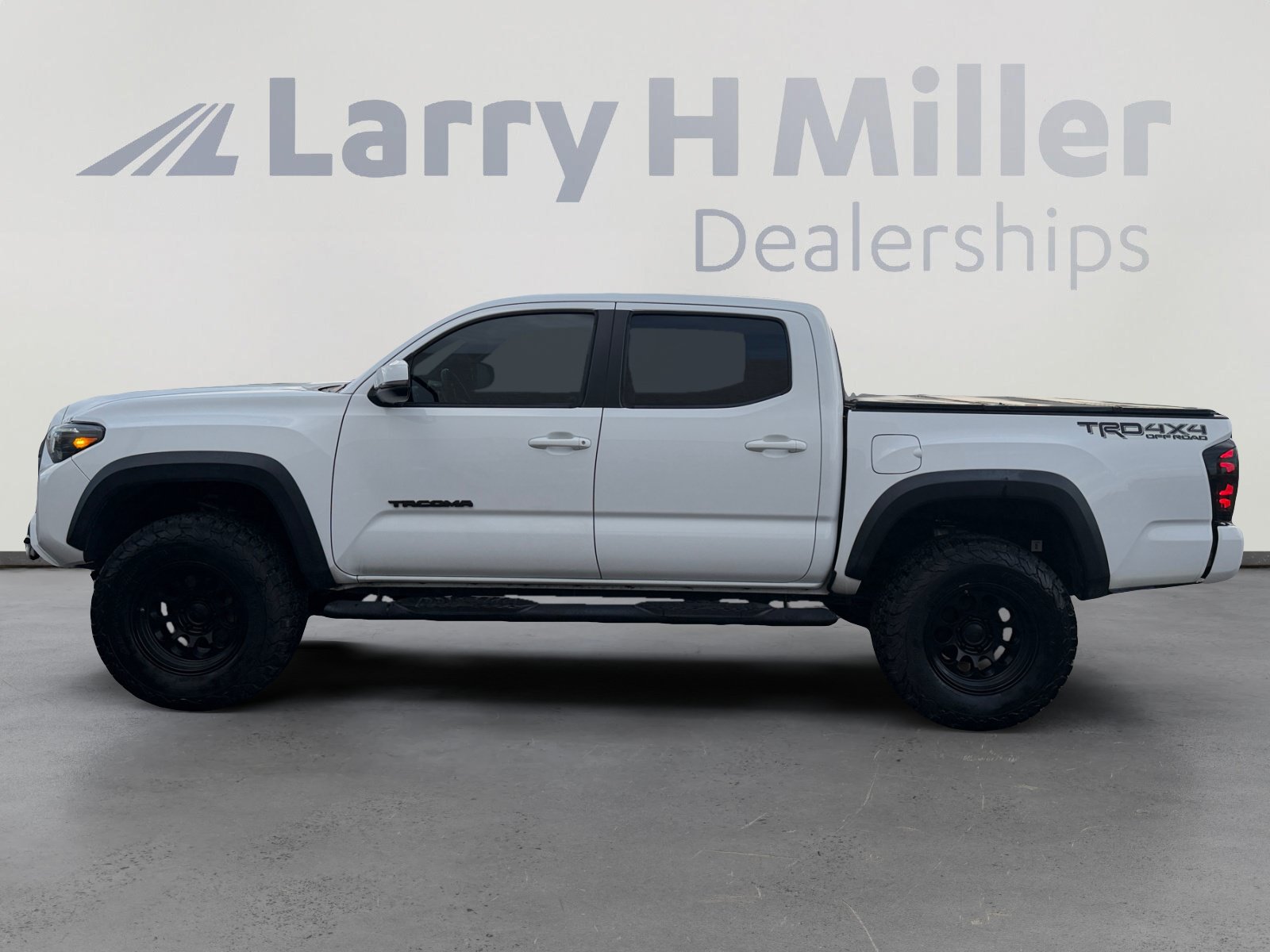 Used 2017 Toyota Tacoma TRD Off-Road w/ Premium & Technology Package AWD/4WD image 2