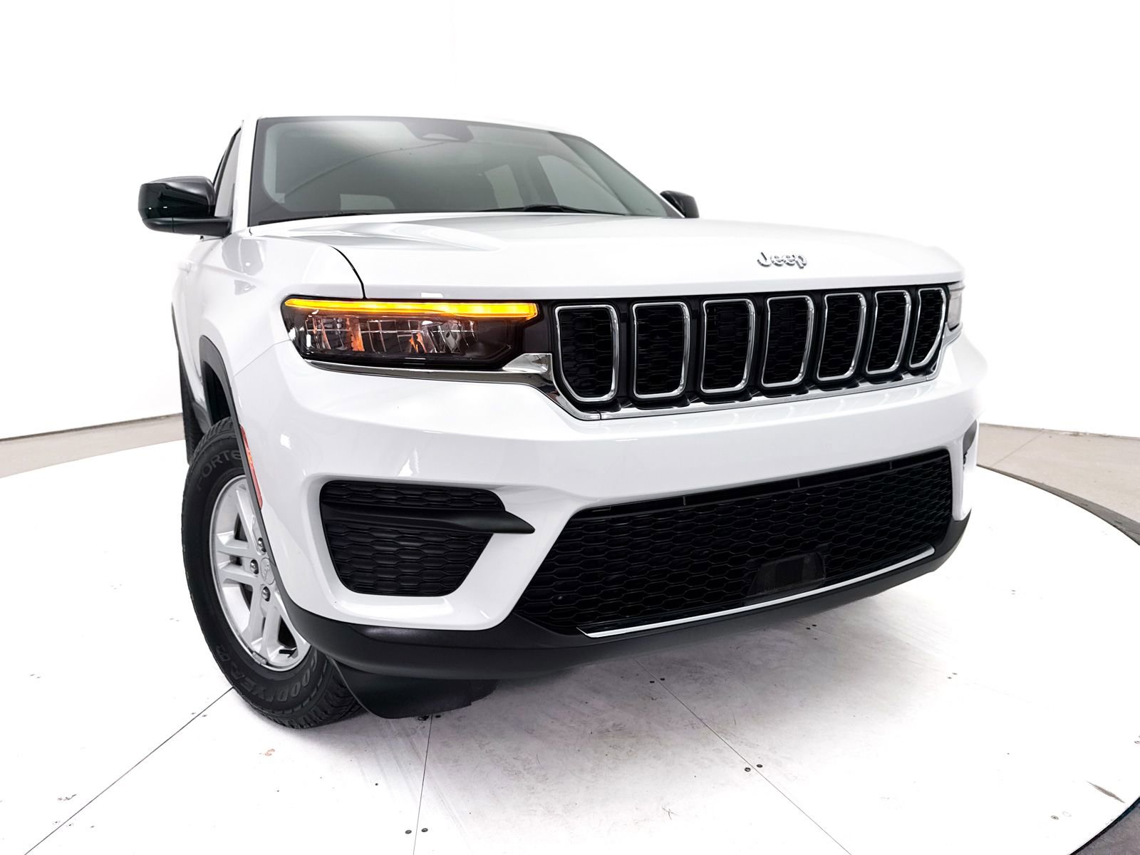 Used 2023 Jeep Grand Cherokee Laredo w/ Luxury Tech Group I AWD/4WD image 6
