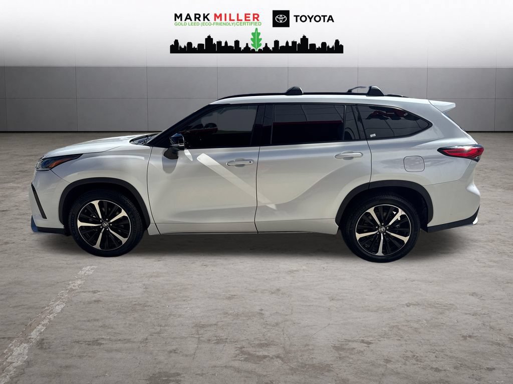 Used 2022 Toyota Highlander XSE AWD/4WD image 2