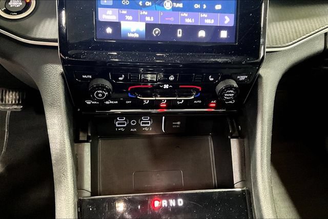 Used 2024 Jeep Grand Cherokee L Altitude AWD/4WD image 15