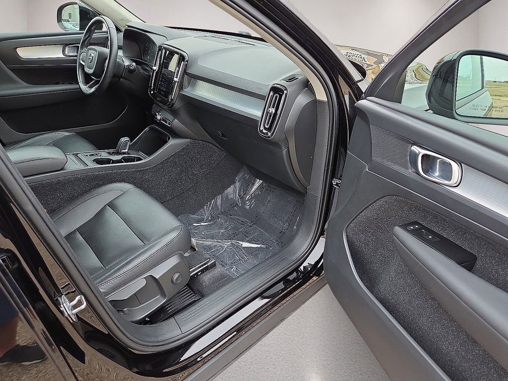 Used 2021 Volvo XC40 T4 Momentum FWD image 13