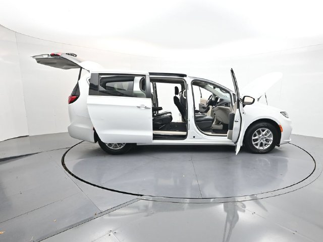 Used 2023 Chrysler Pacifica Touring-L FWD image 57