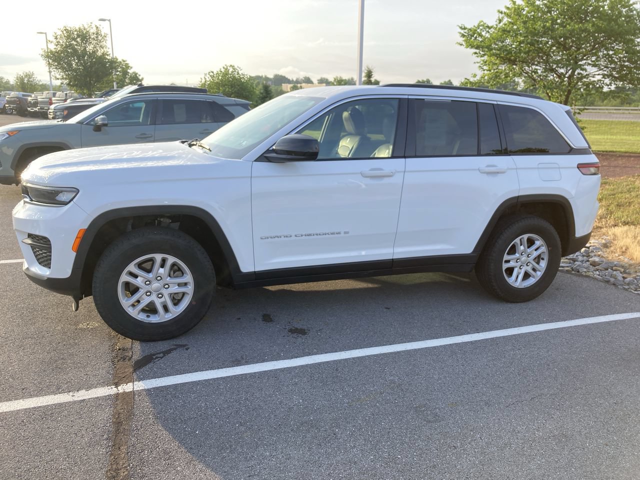 Used 2024 Jeep Grand Cherokee Laredo w/ Luxury Tech Group I AWD/4WD image 4