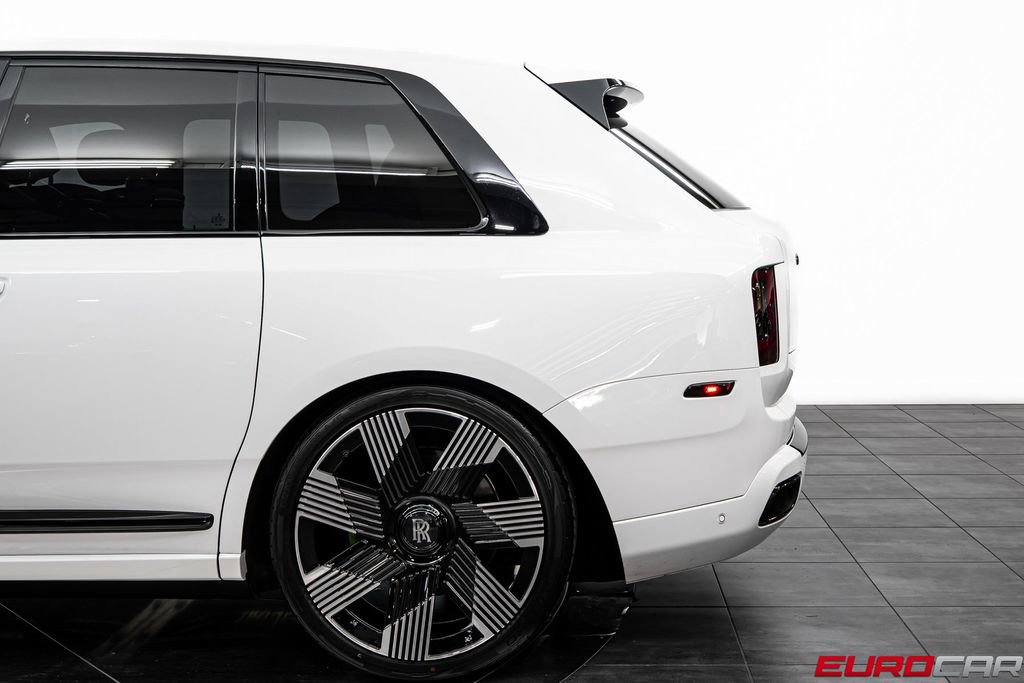 Used 2020 Rolls-Royce Cullinan Black Badge image 15