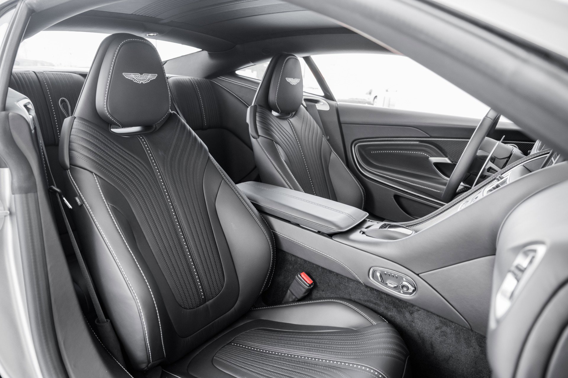 Used 2023 Aston Martin DB11 Coupe image 14