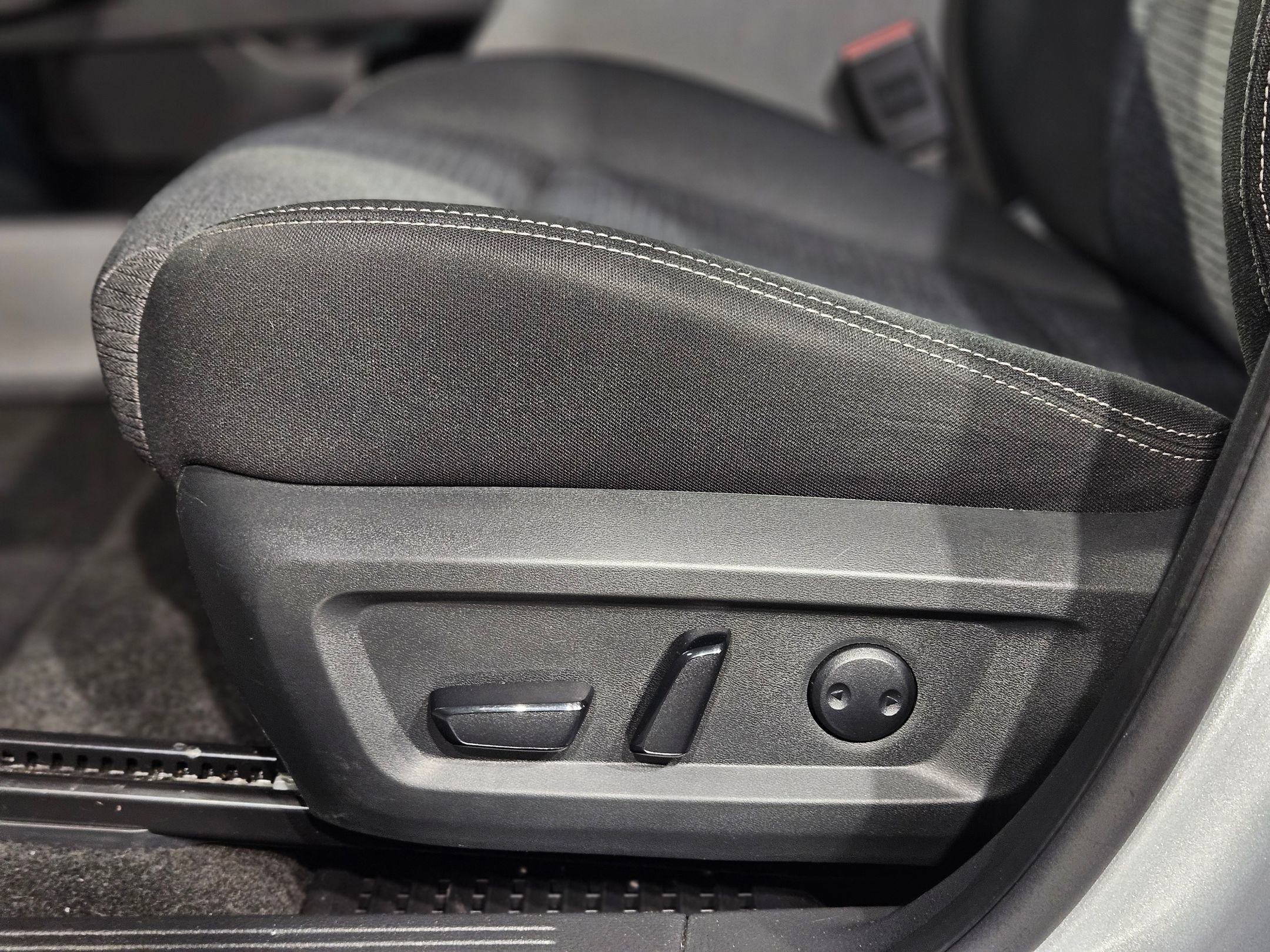 Used 2023 Nissan Rogue SV image 23