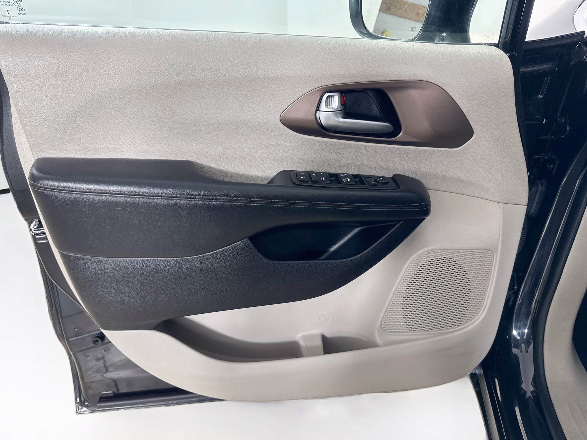 Used 2017 Chrysler Pacifica Touring-L FWD image 11