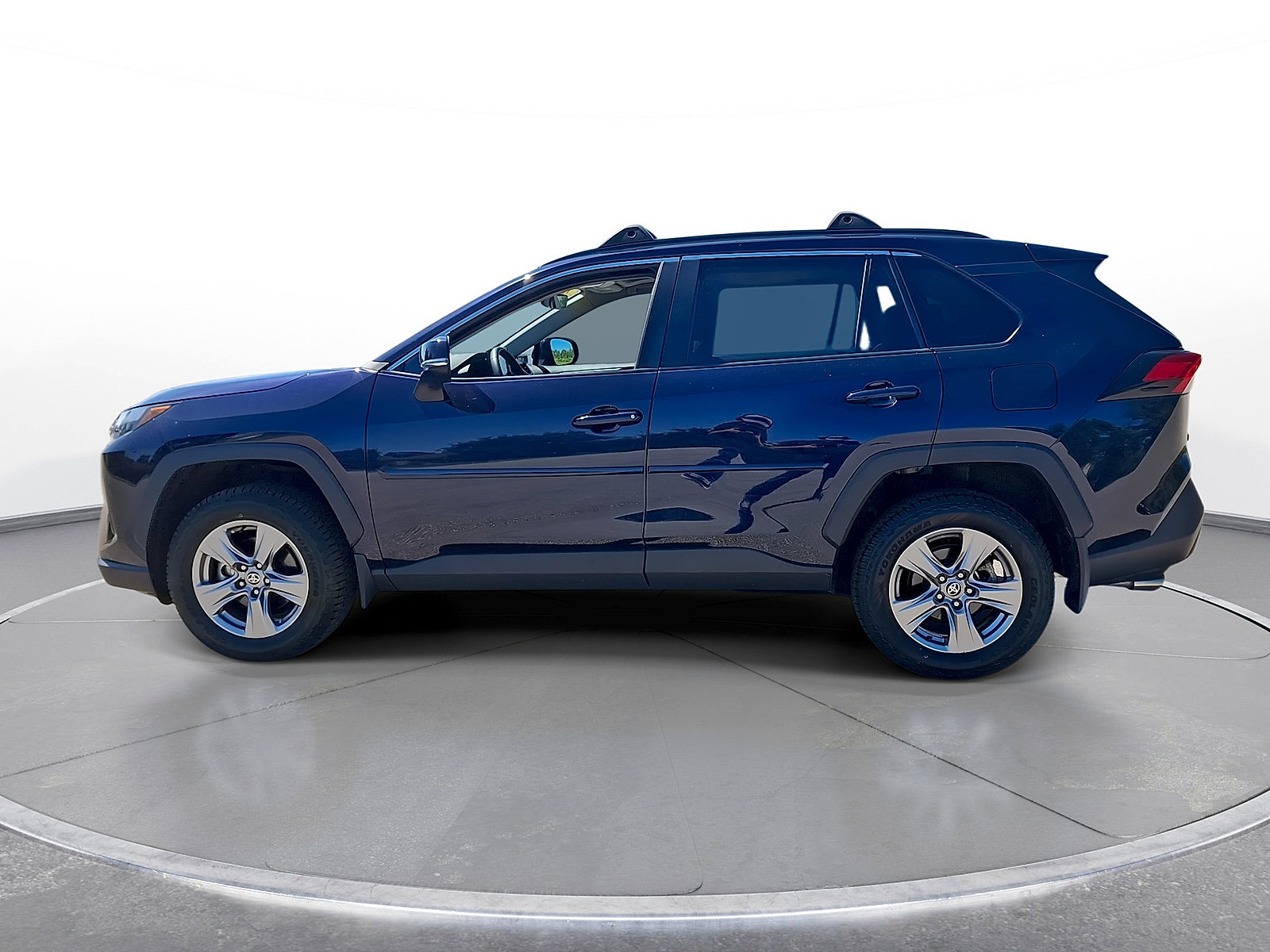 Used 2022 Toyota RAV4 XLE w/ Convenience Package FWD image 5