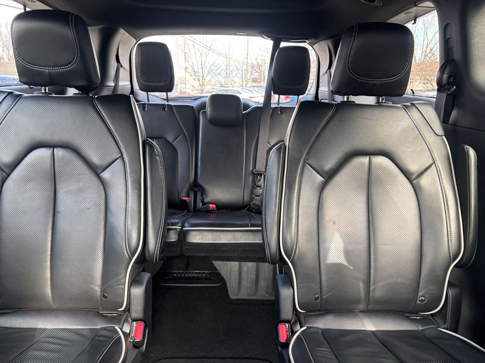 Used 2025 Chrysler Pacifica Limited image 40