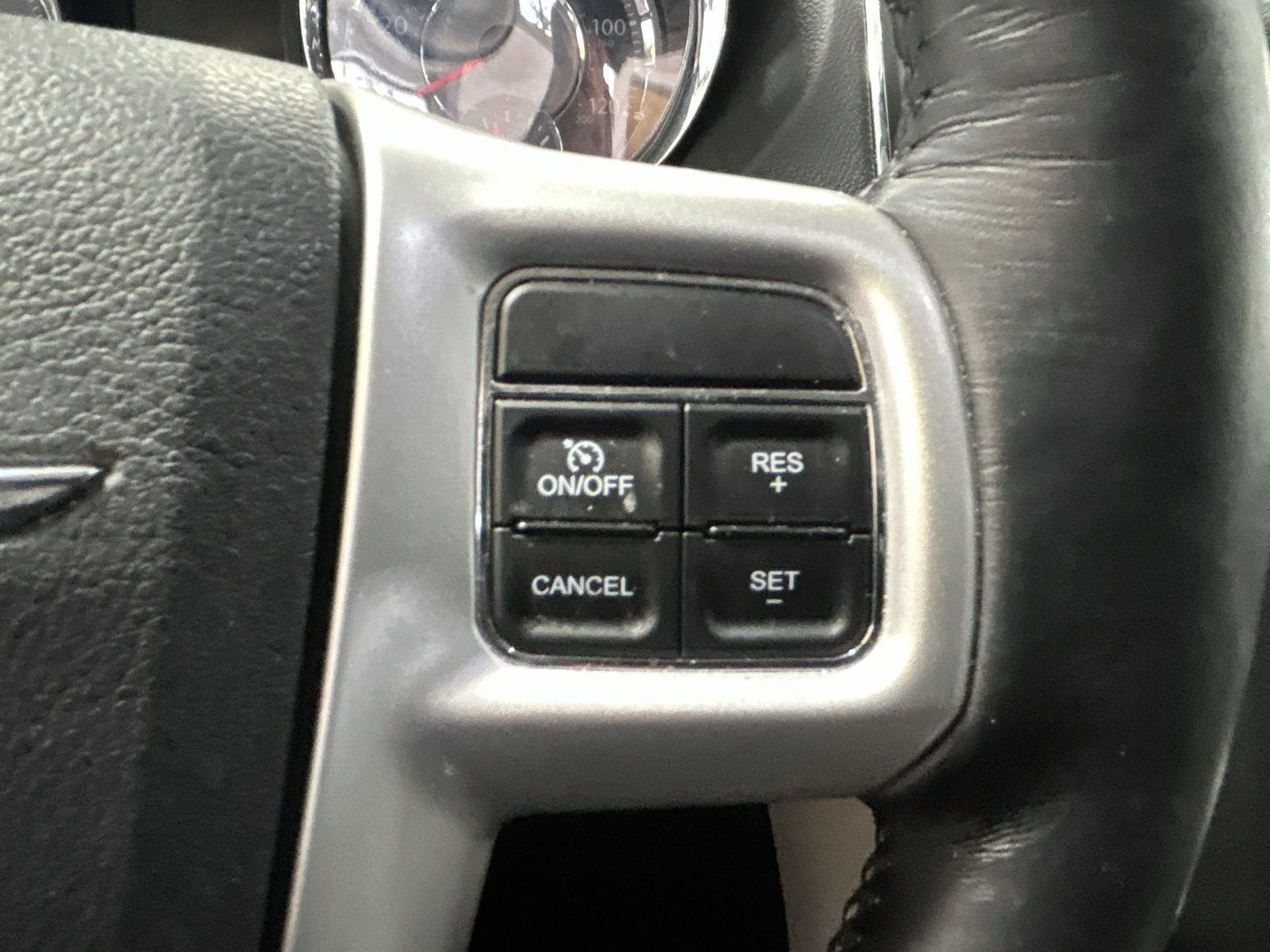 Used 2016 Chrysler Town & Country Touring w/ Driver Convenience Group FWD image 19