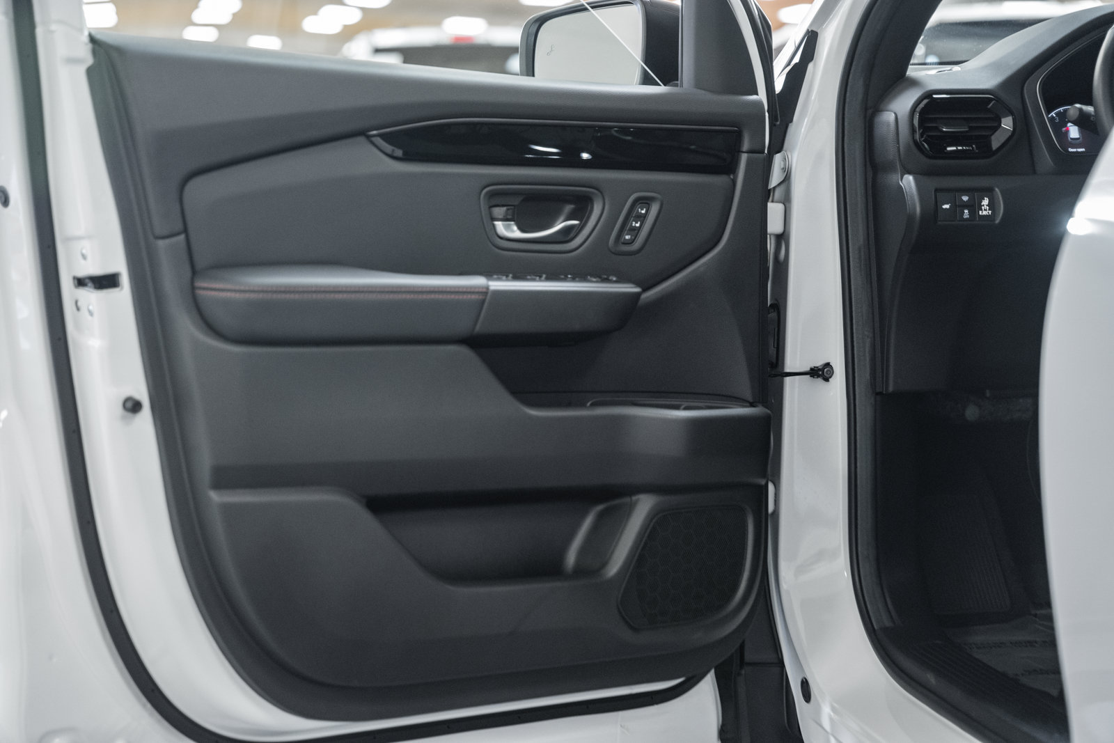 Used 2025 Honda Pilot TrailSport image 49
