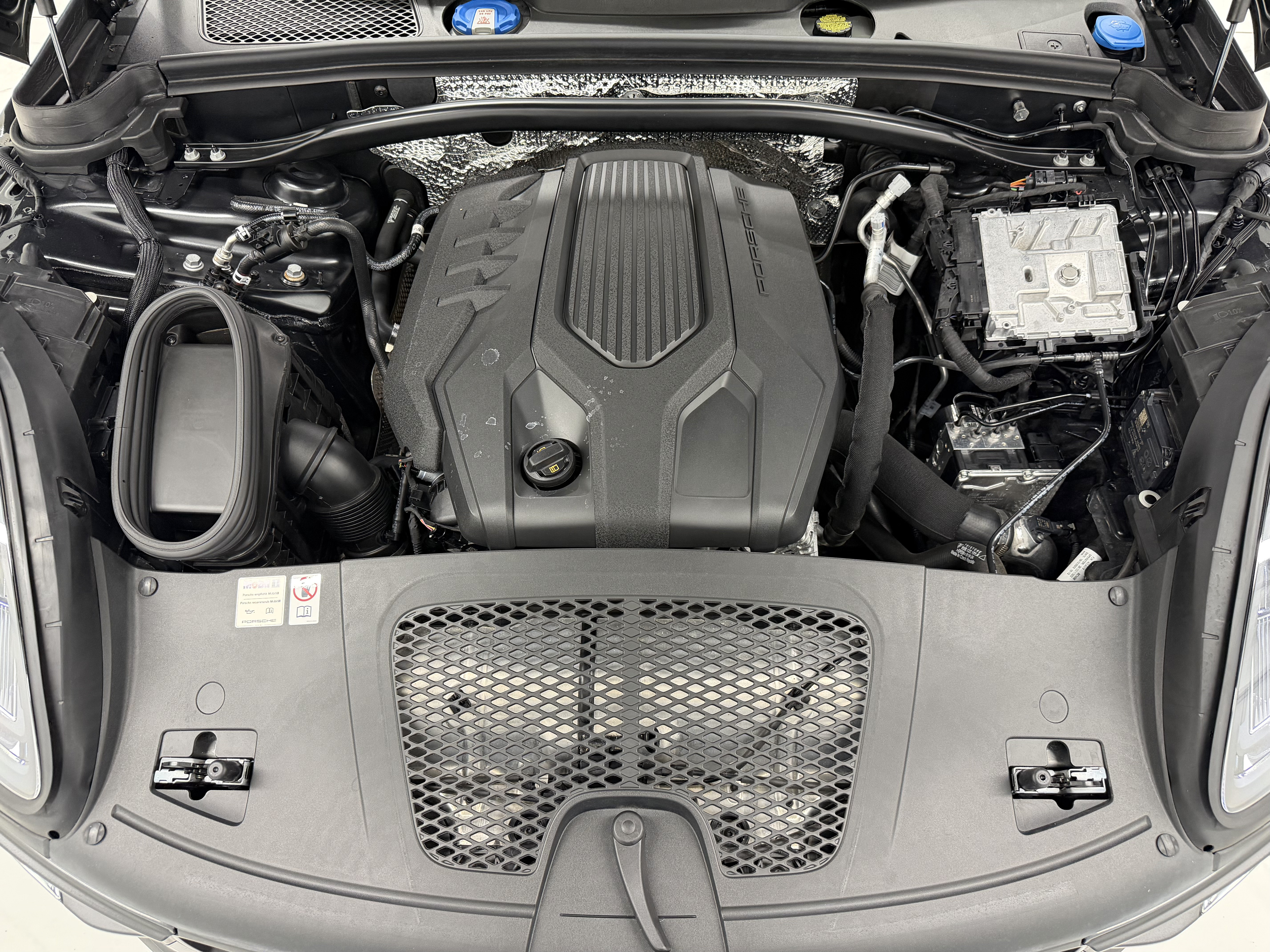 Certified 2024 Porsche Macan AWD/4WD image 62