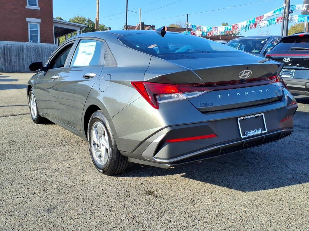 New 2026 Hyundai Elantra SE FWD image 4