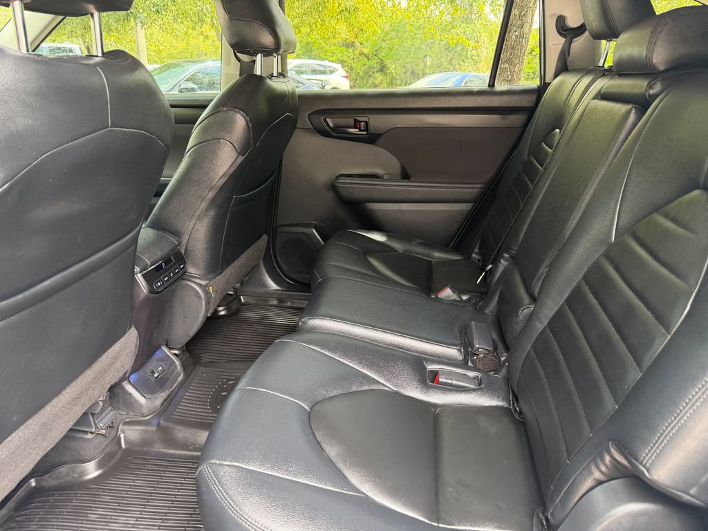 Used 2024 Toyota Highlander LE FWD image 13