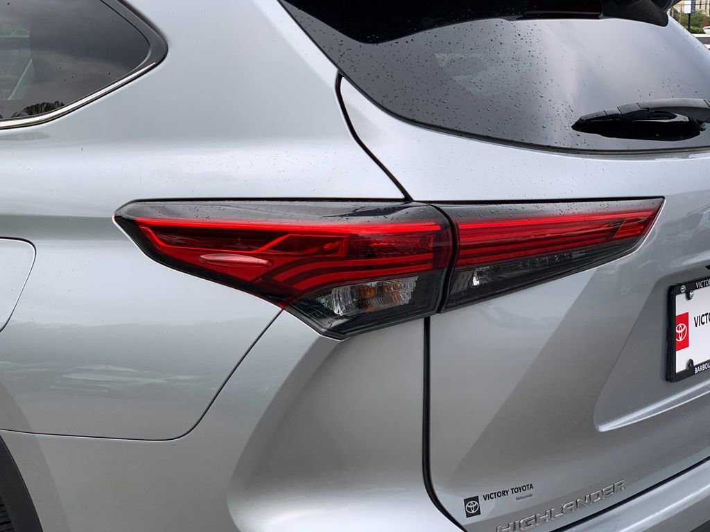 Used 2021 Toyota Highlander XLE AWD/4WD image 37