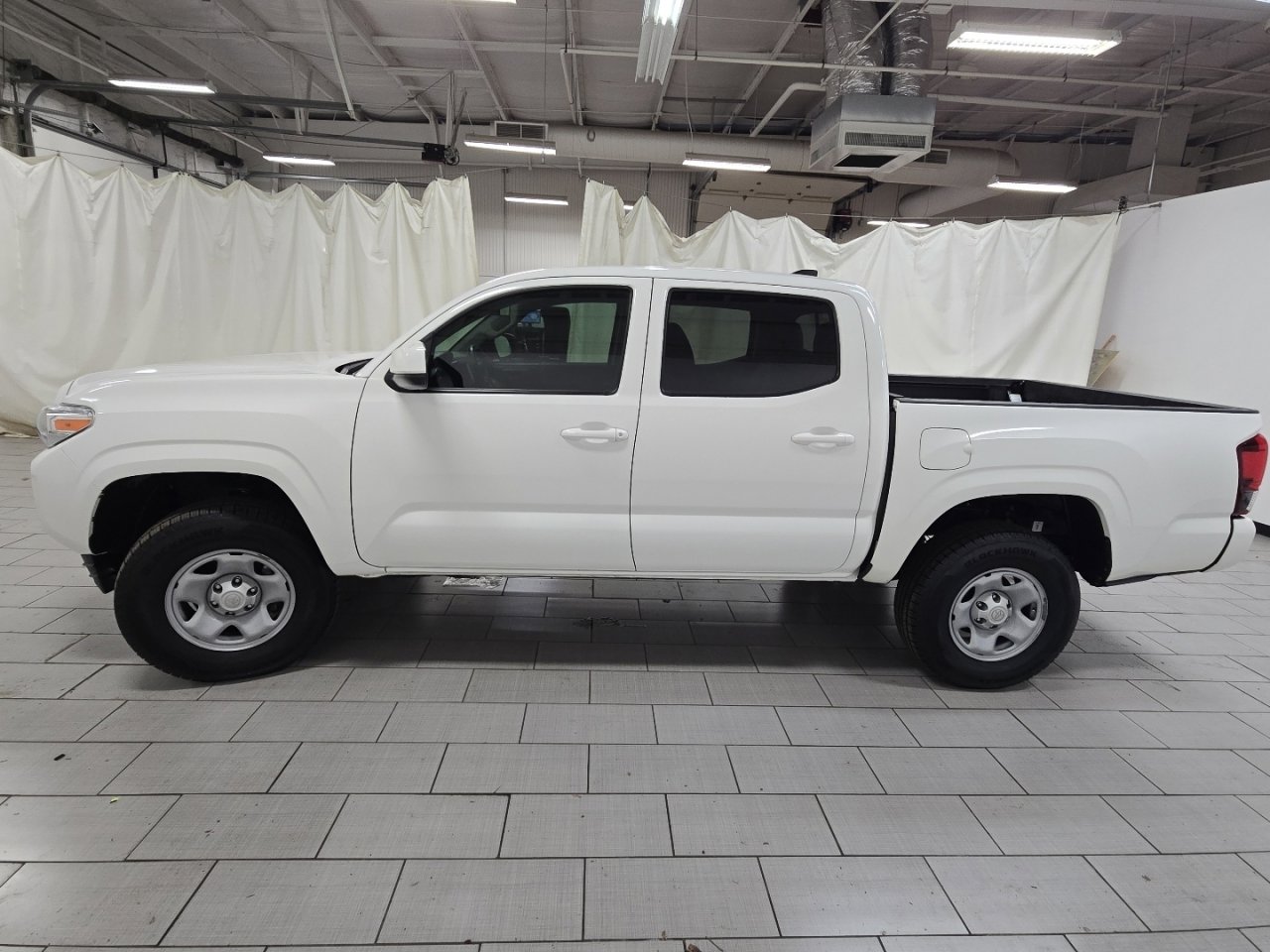 Certified 2023 Toyota Tacoma SR AWD/4WD image 16