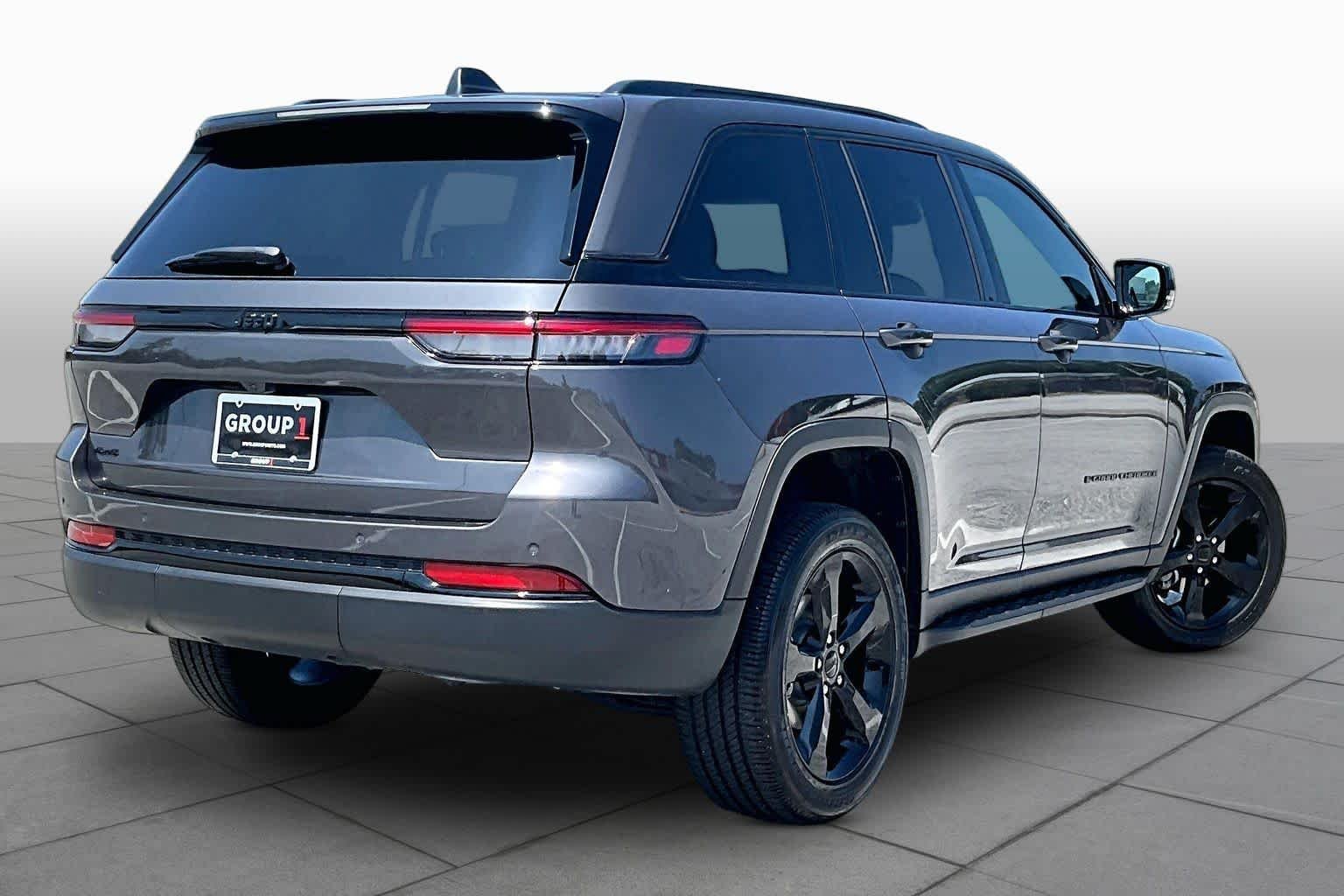 Used 2023 Jeep Grand Cherokee Altitude AWD/4WD image 13