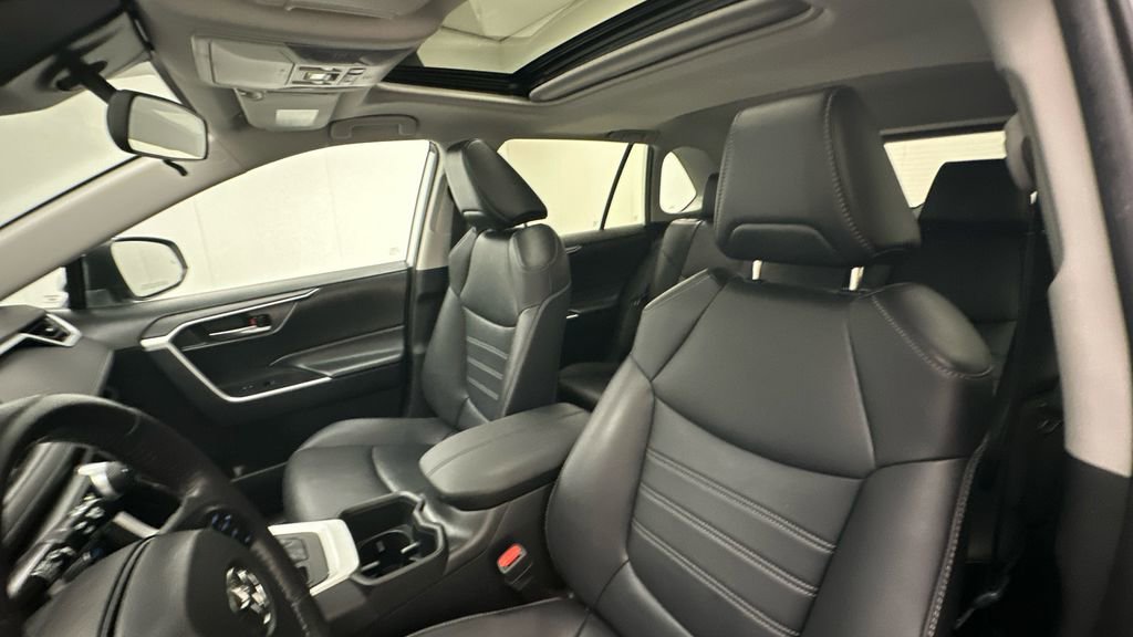 Used 2022 Toyota RAV4 XLE Premium AWD/4WD image 9