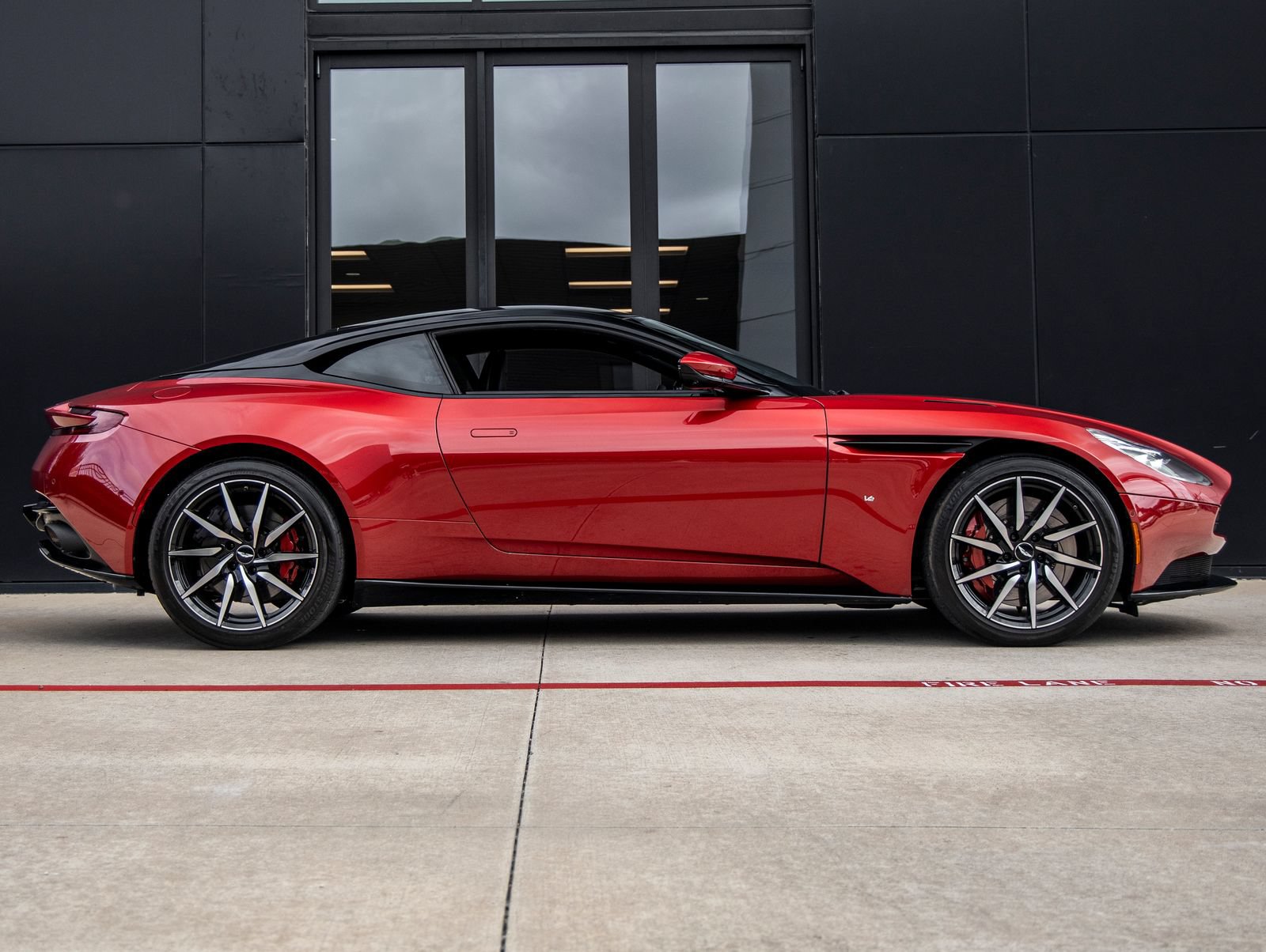 Used 2017 Aston Martin DB11 V12 RWD image 10