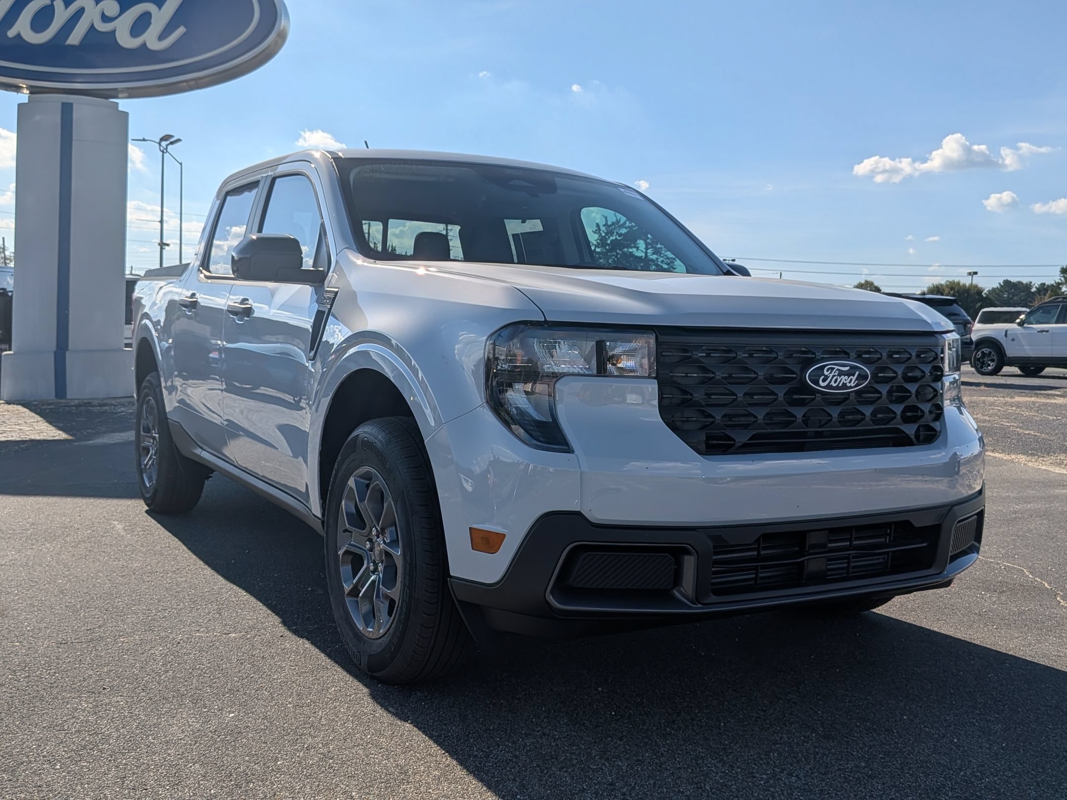 New 2026 Ford Maverick XLT w/ XLT Luxury Package FWD image 2
