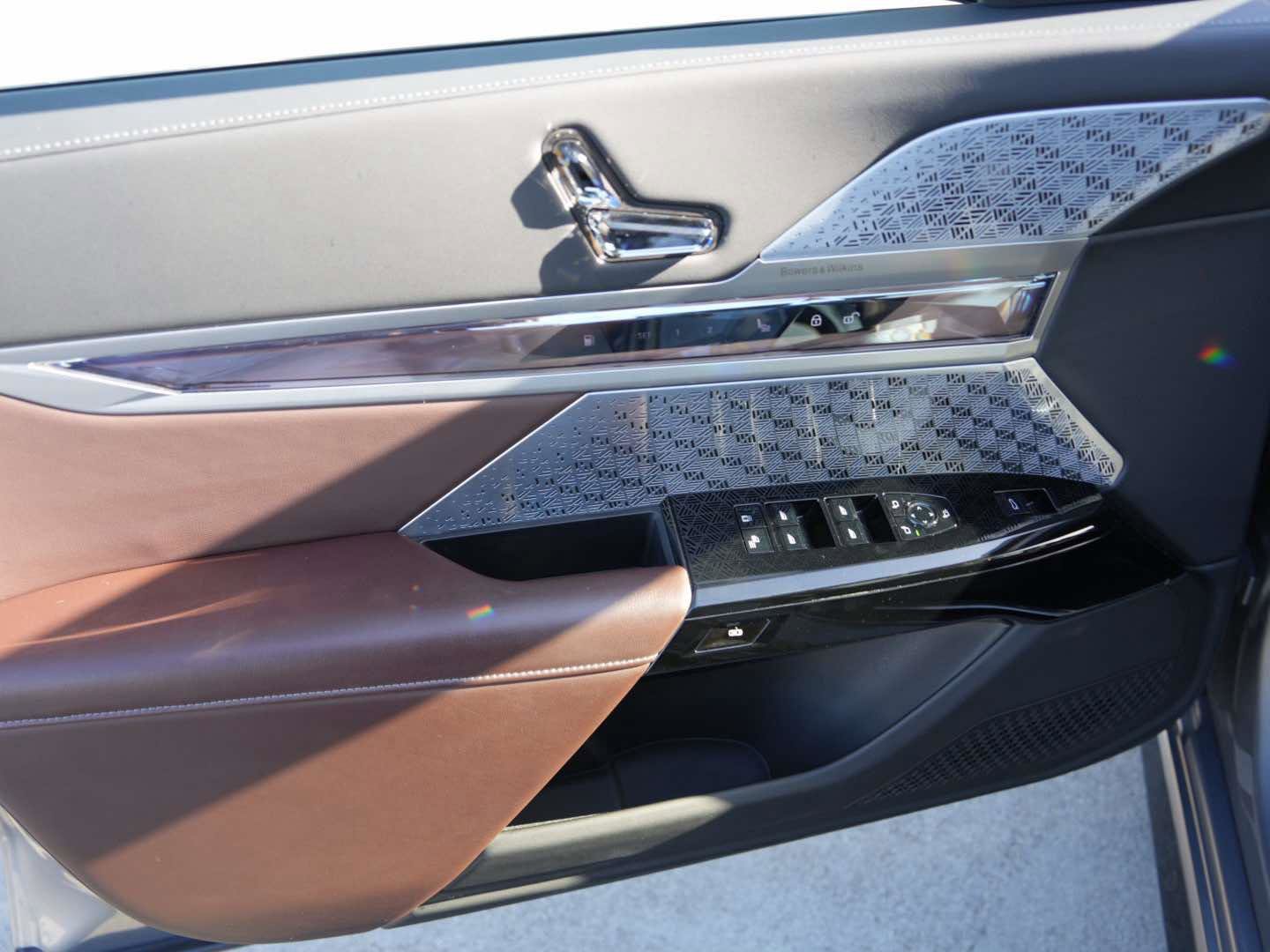 Used 2025 BMW 750e xDrive AWD/4WD image 16