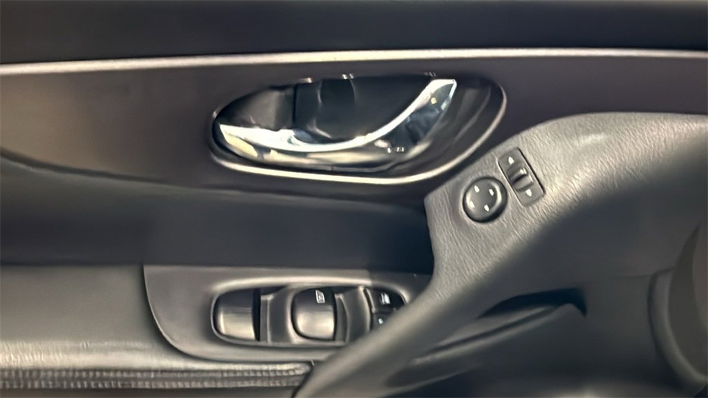 Used 2016 Nissan Rogue SV w/ SV Premium Package image 23