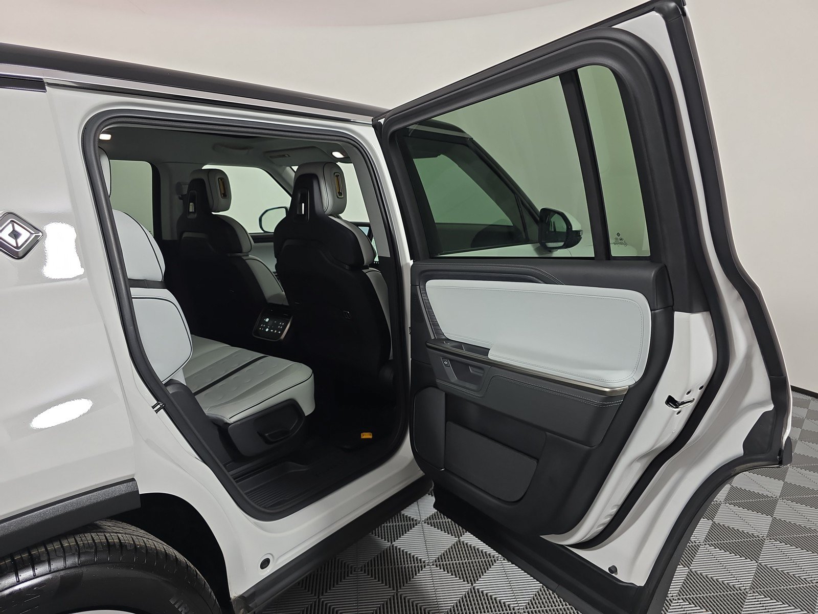 Used 2025 Rivian R1S Adventure AWD/4WD image 19