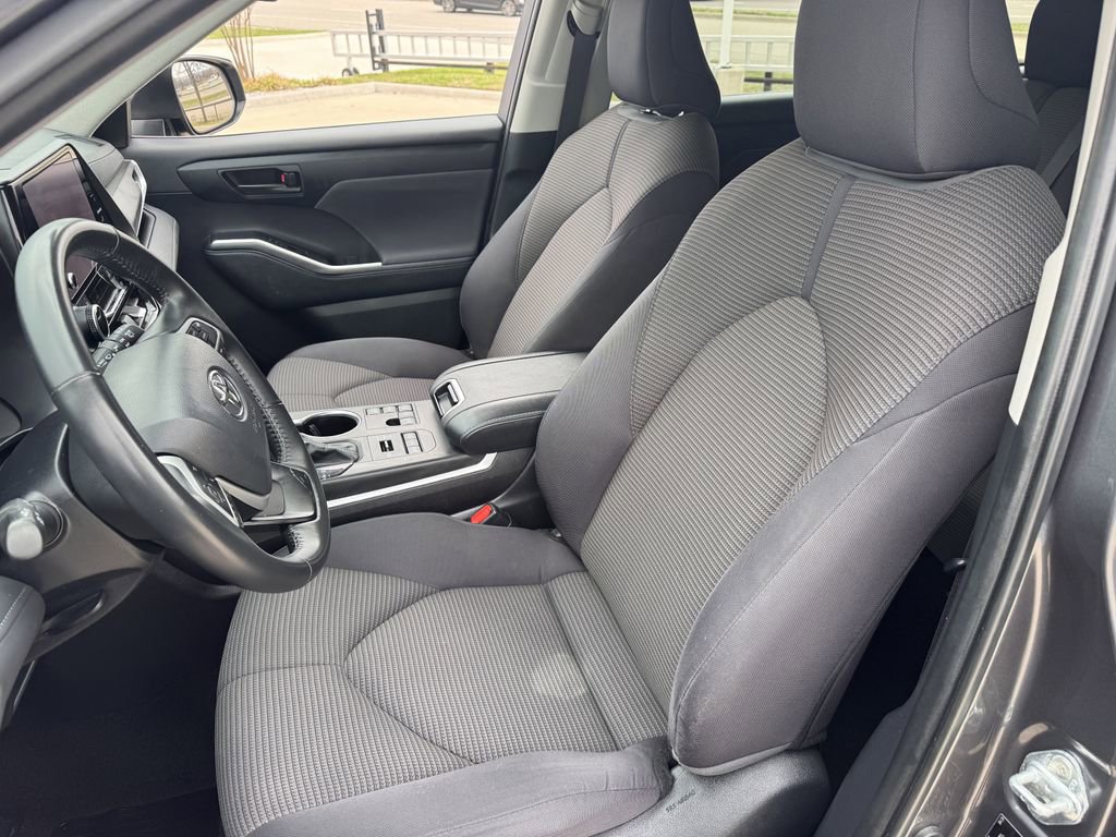 Used 2024 Toyota Highlander LE AWD/4WD image 25