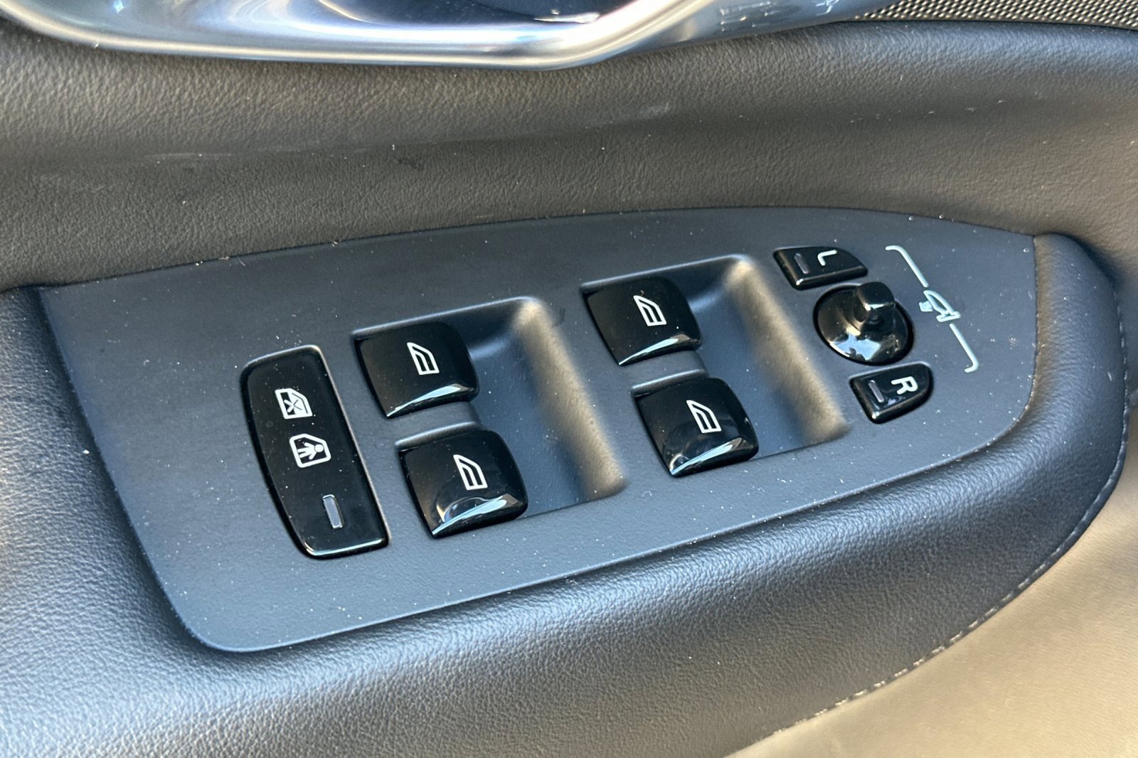 Used 2023 Volvo XC90 T8 Plus w/ Protection Package Premier image 11