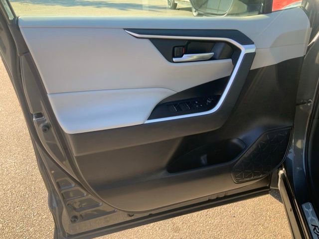 Used 2022 Toyota RAV4 XLE w/ Convenience Package image 10