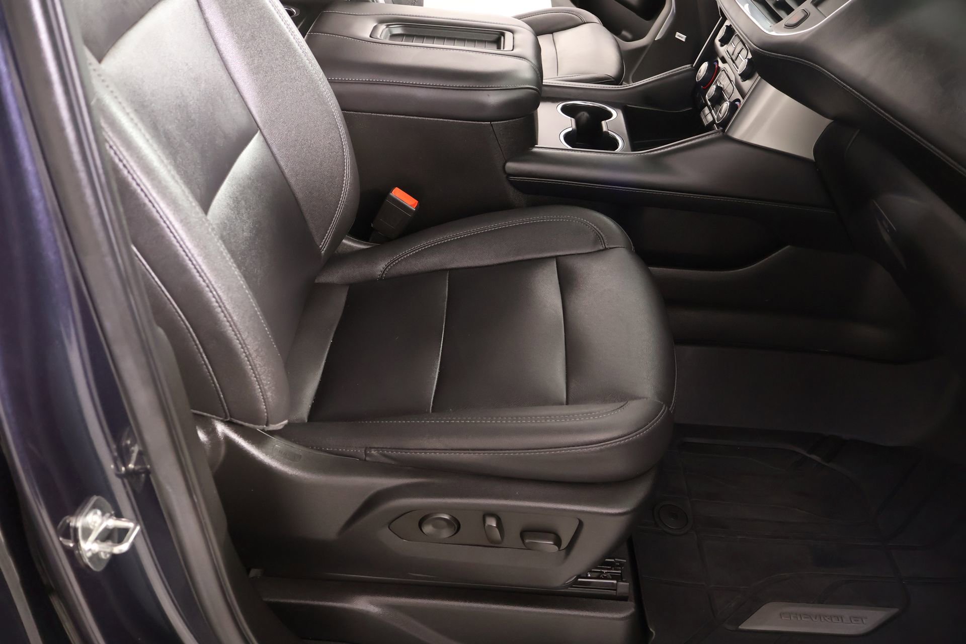 Used 2023 Chevrolet Suburban LT w/ Luxury Package image 14