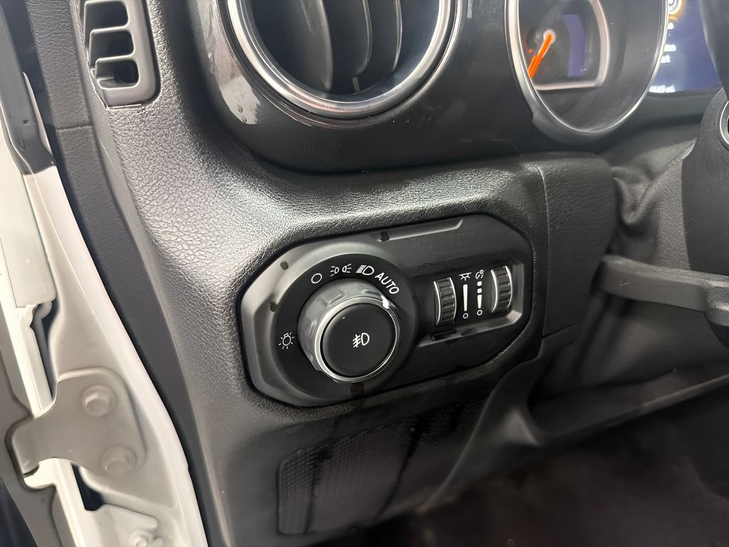 Used 2020 Jeep Wrangler Unlimited Sahara AWD/4WD image 11