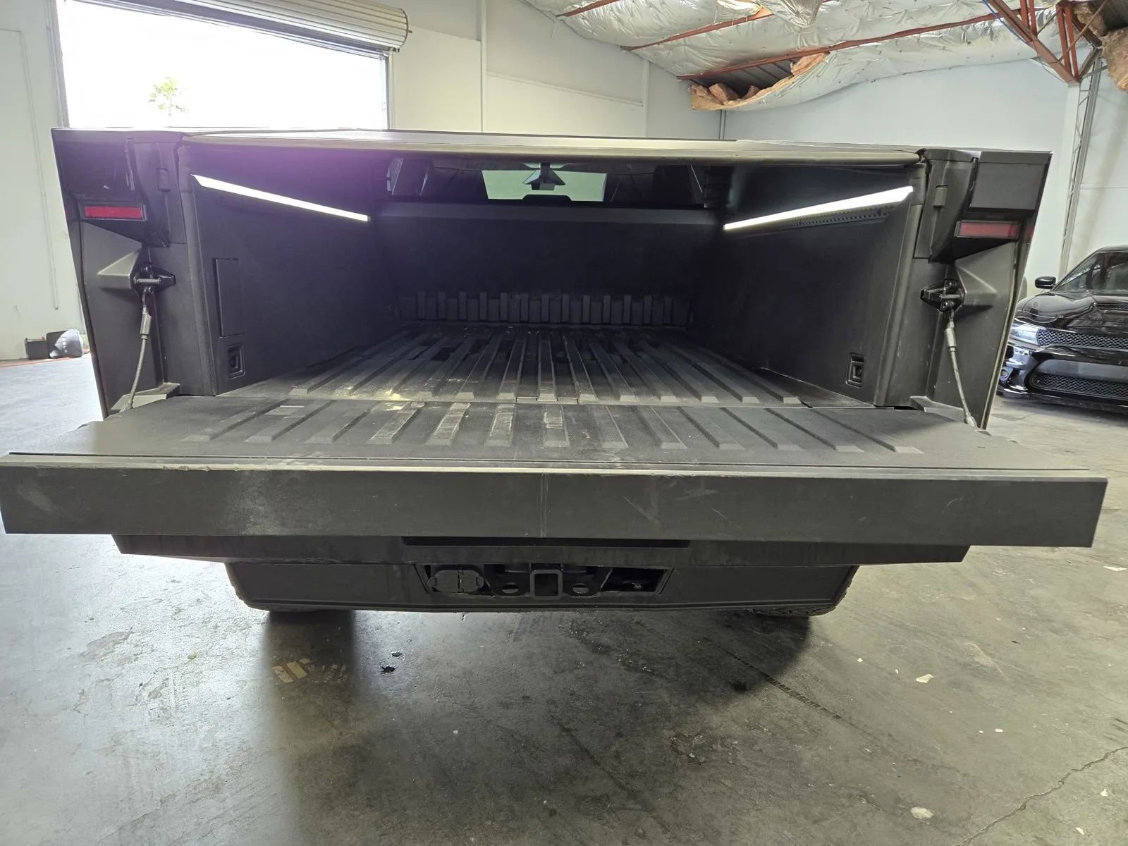 Used 2025 Tesla Cybertruck AWD Crew Cab image 10