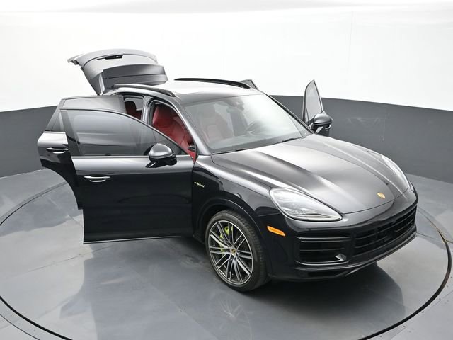 Certified 2022 Porsche Cayenne Turbo S AWD/4WD image 33
