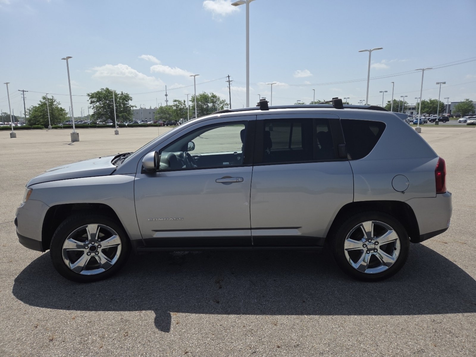 Used 2015 Jeep Compass Latitude FWD image 12