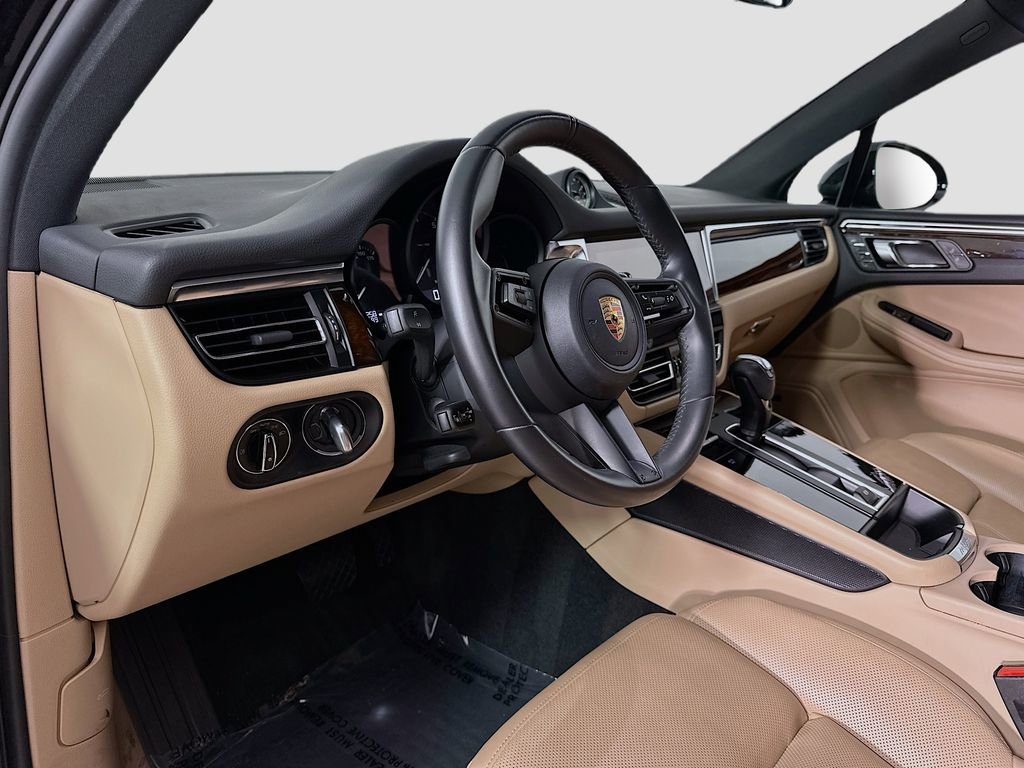 Certified 2023 Porsche Macan AWD/4WD image 4