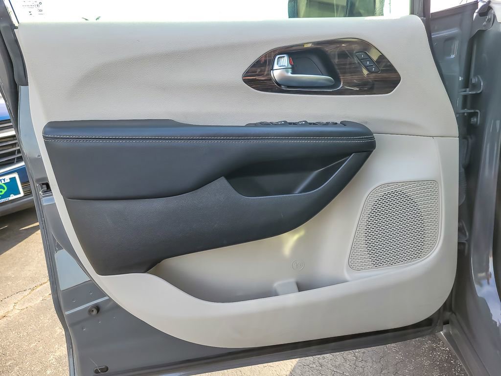 Used 2023 Chrysler Pacifica Limited image 18