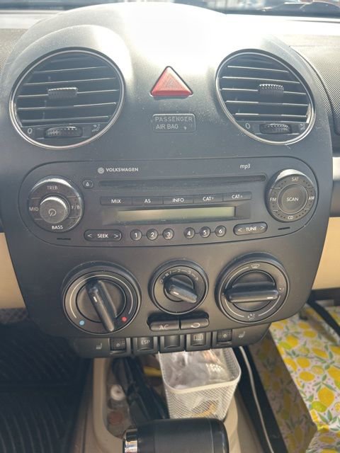 Used 2010 Volkswagen Beetle Coupe image 4