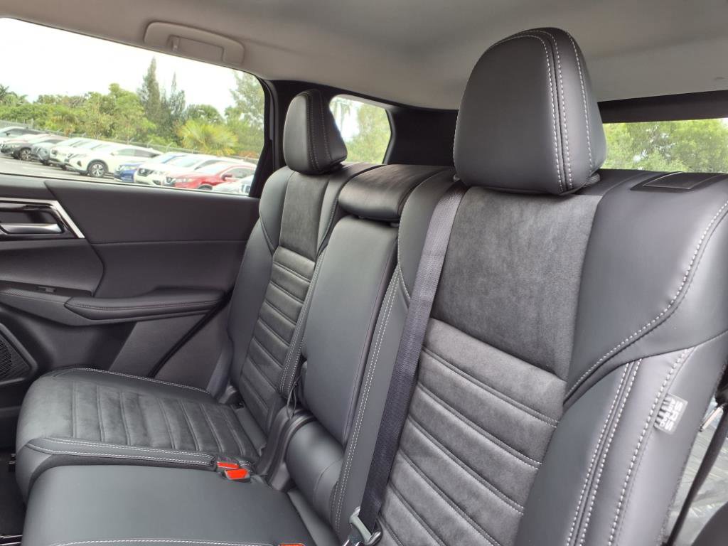 New 2025 Mitsubishi Outlander SE image 9