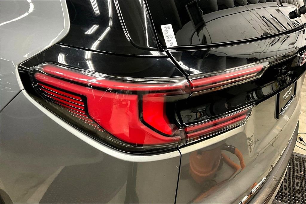 Used 2025 GMC Acadia Elevation image 23