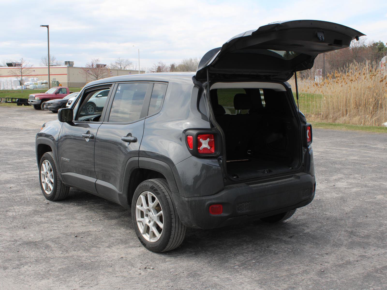 Used 2023 Jeep Renegade Latitude AWD/4WD image 7