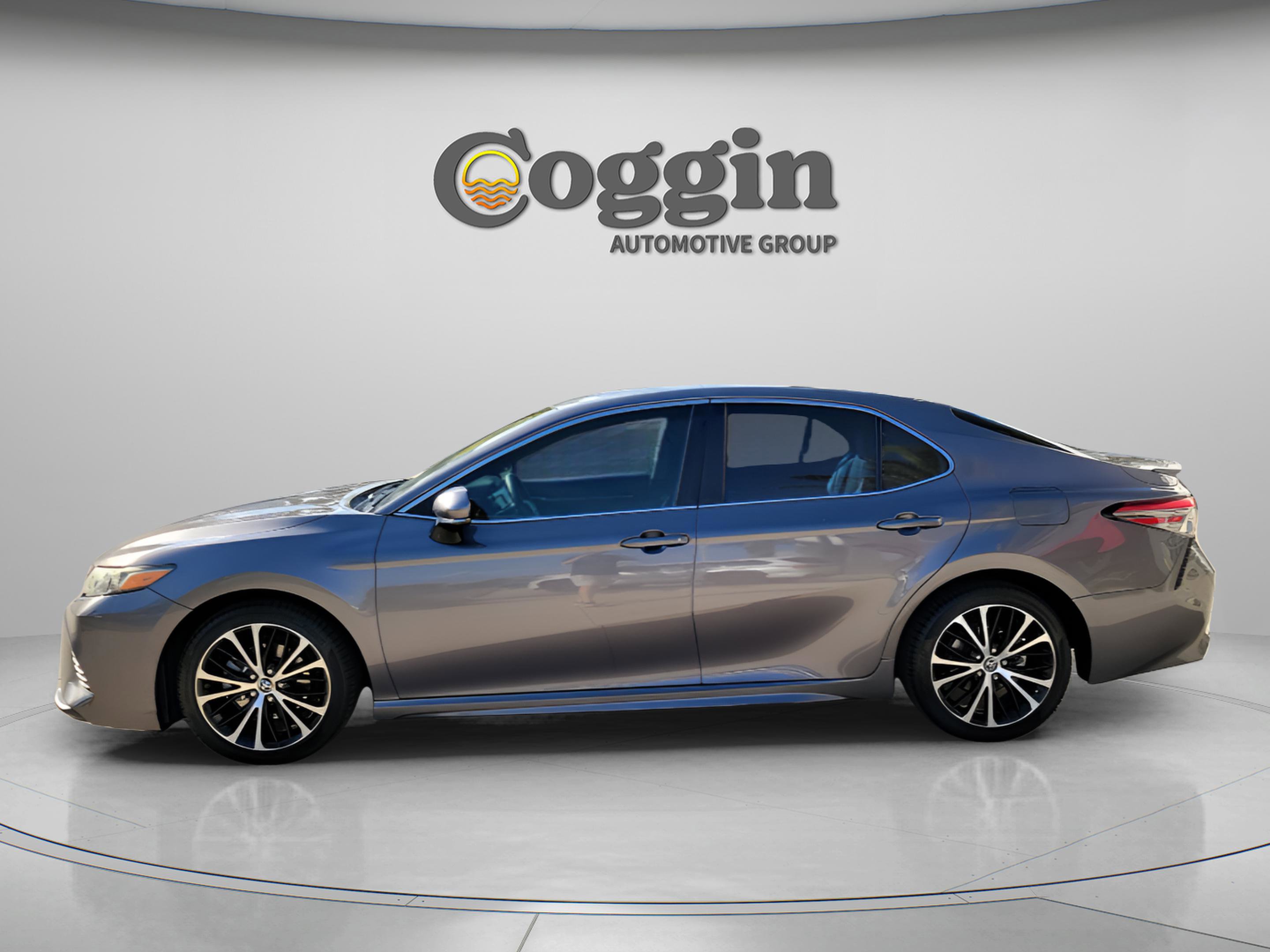 Used 2018 Toyota Camry SE w/ Moonroof Package FWD image 2