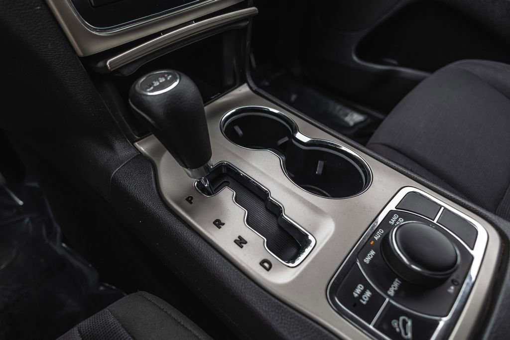 Used 2012 Jeep Grand Cherokee Laredo w/ Laredo E Group AWD/4WD image 16