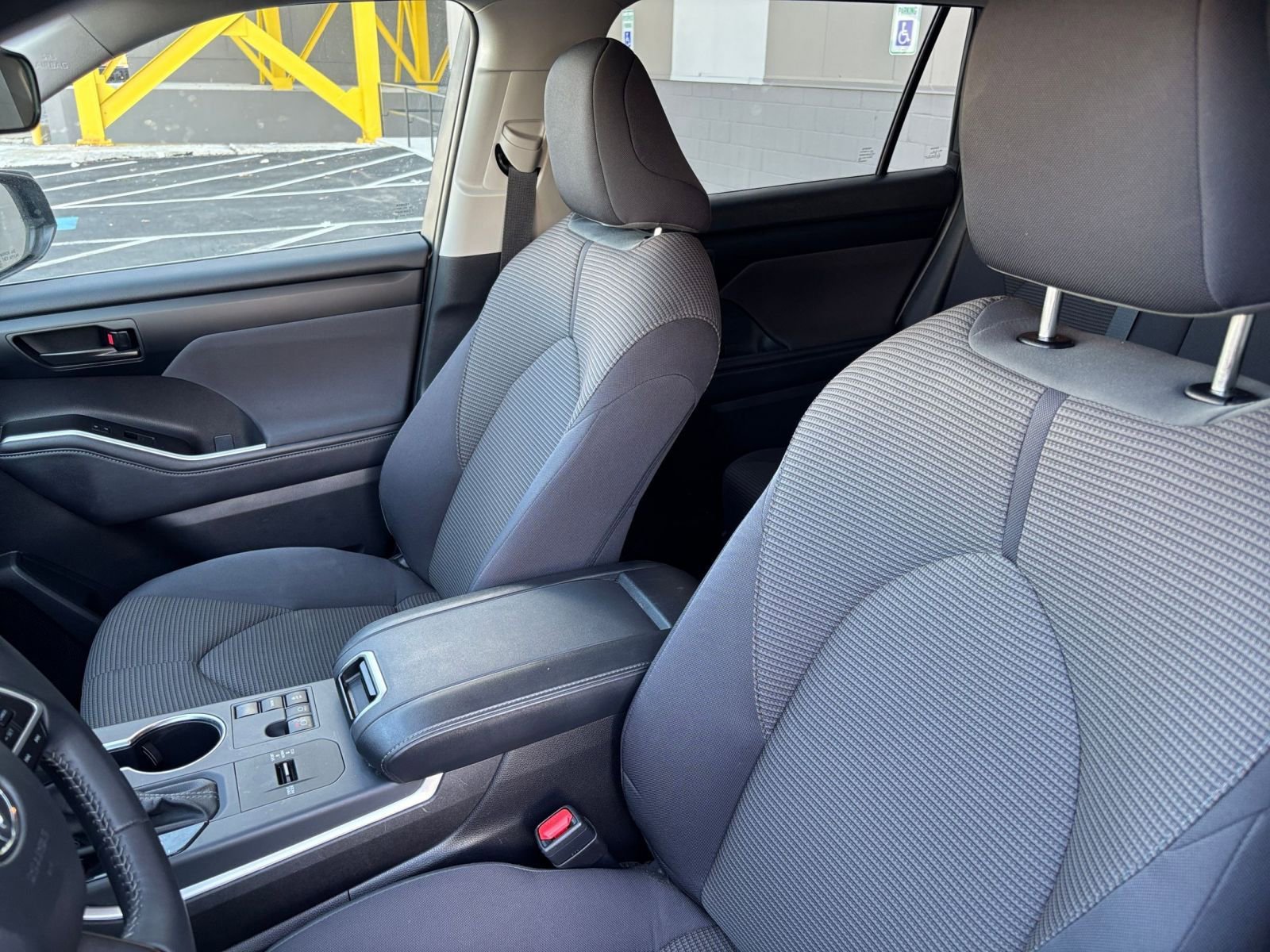 Used 2025 Toyota Highlander LE FWD image 36