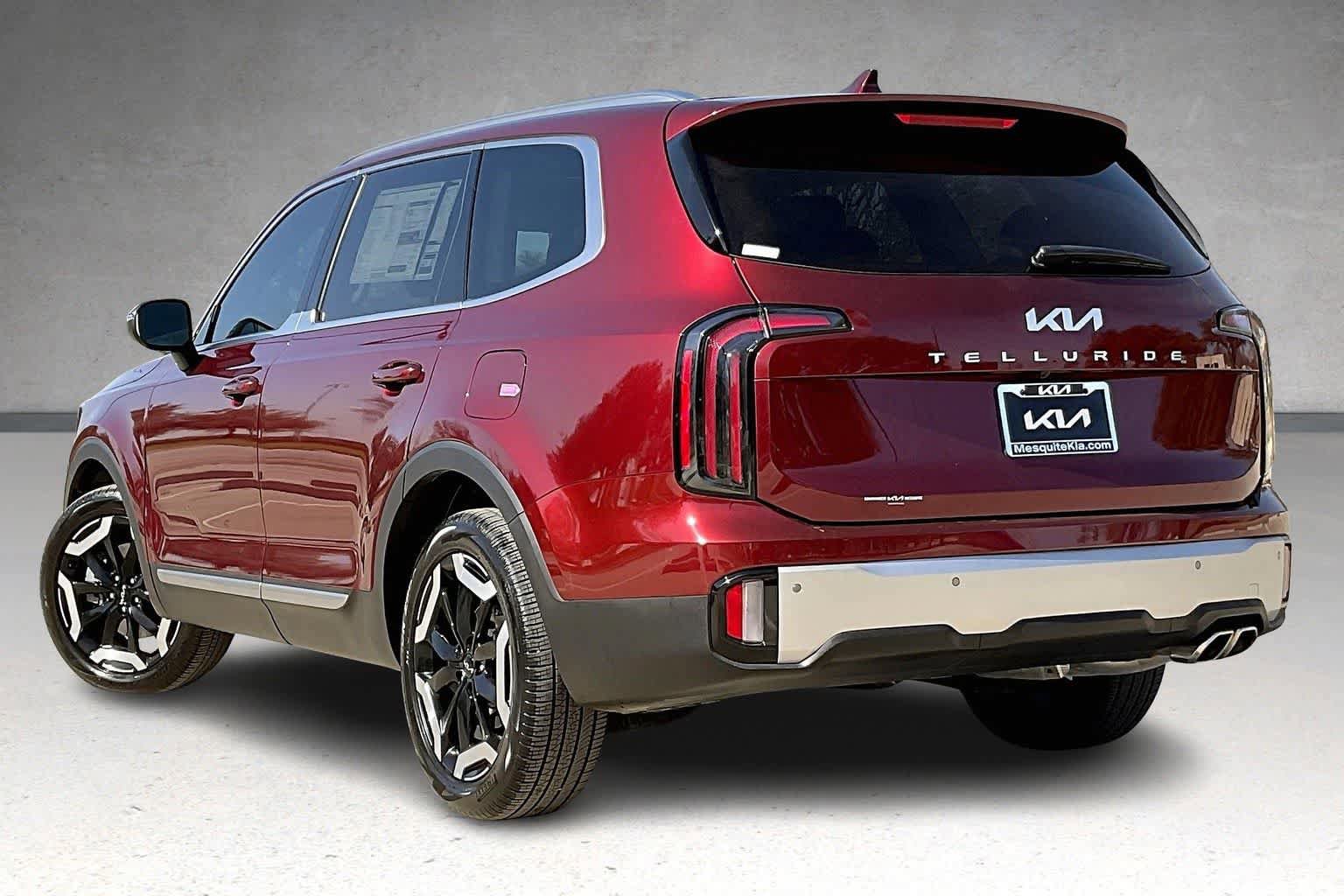 Used 2024 Kia Telluride EX w/ EX Captain's Chair Package image 4
