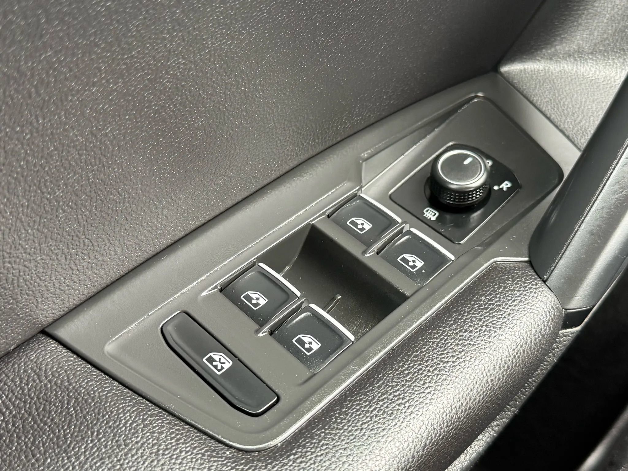 Used 2019 Volkswagen Tiguan SEL R-Line image 47