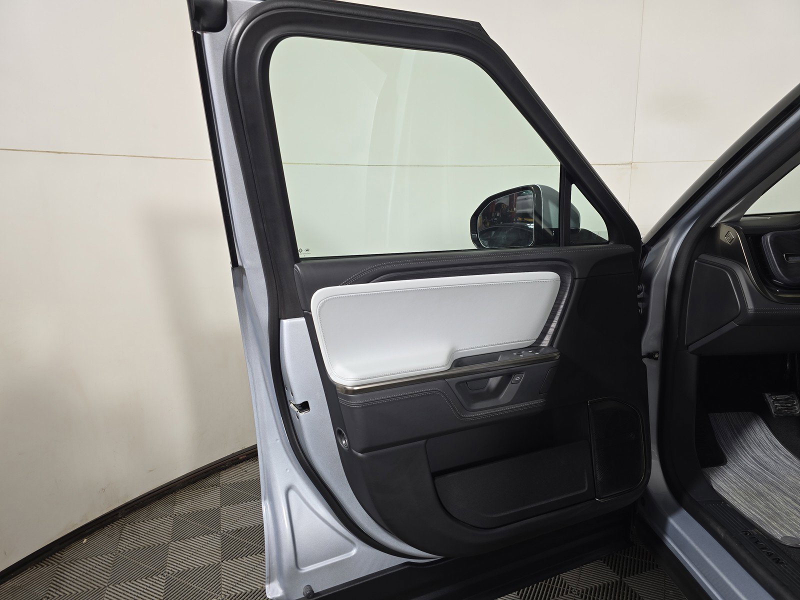 Used 2025 Rivian R1T Adventure AWD/4WD image 16