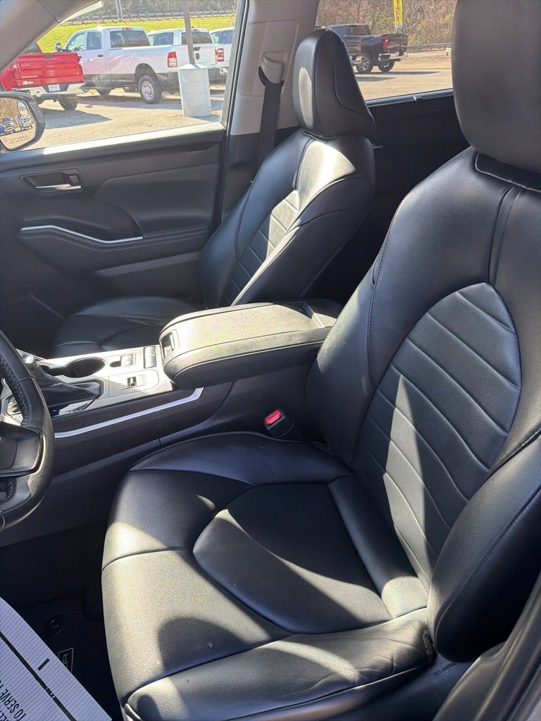 Used 2022 Toyota Highlander XLE image 16